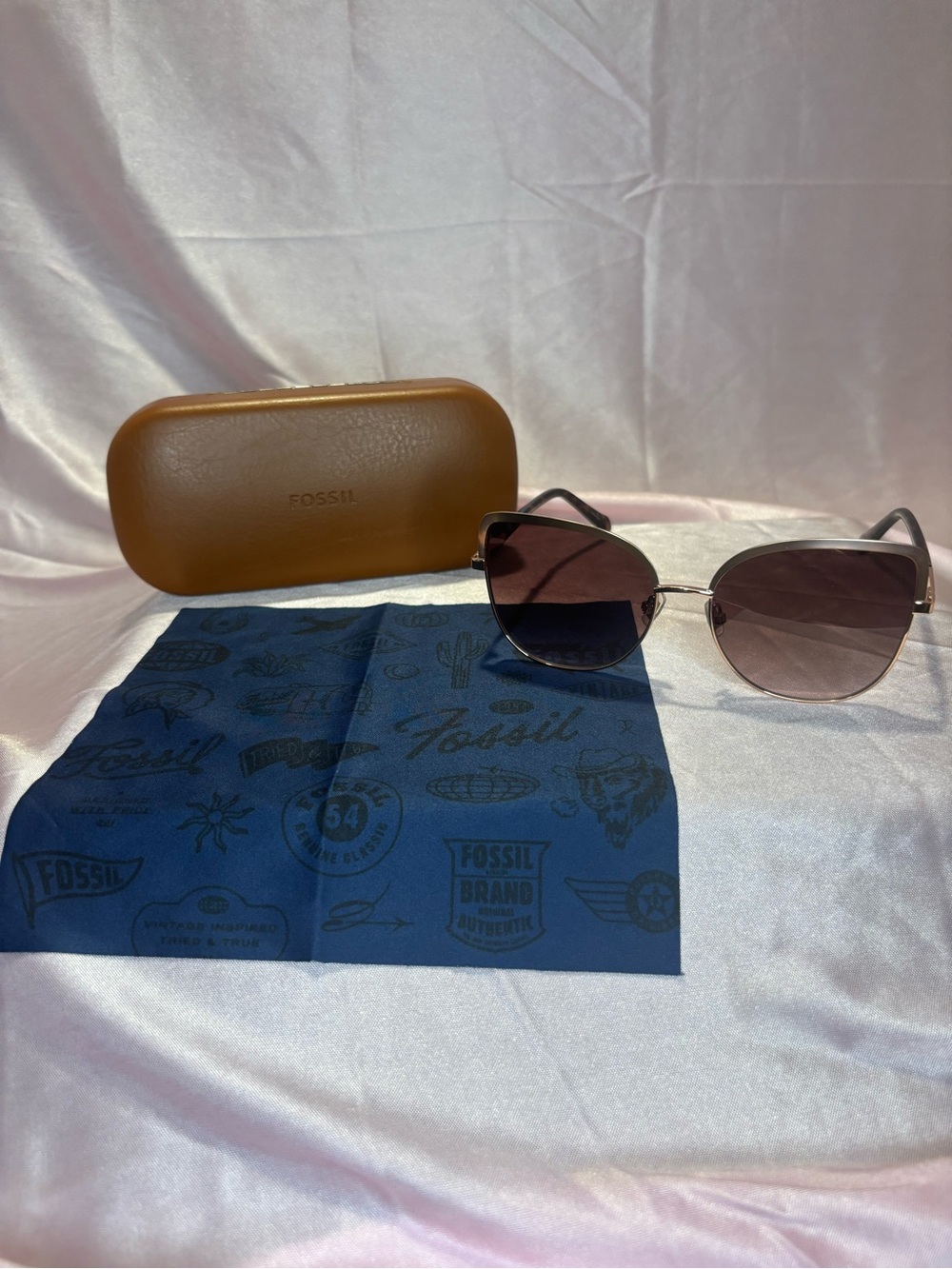 Fossil women’s Sunglasses with Brown Case and Dark Lenses